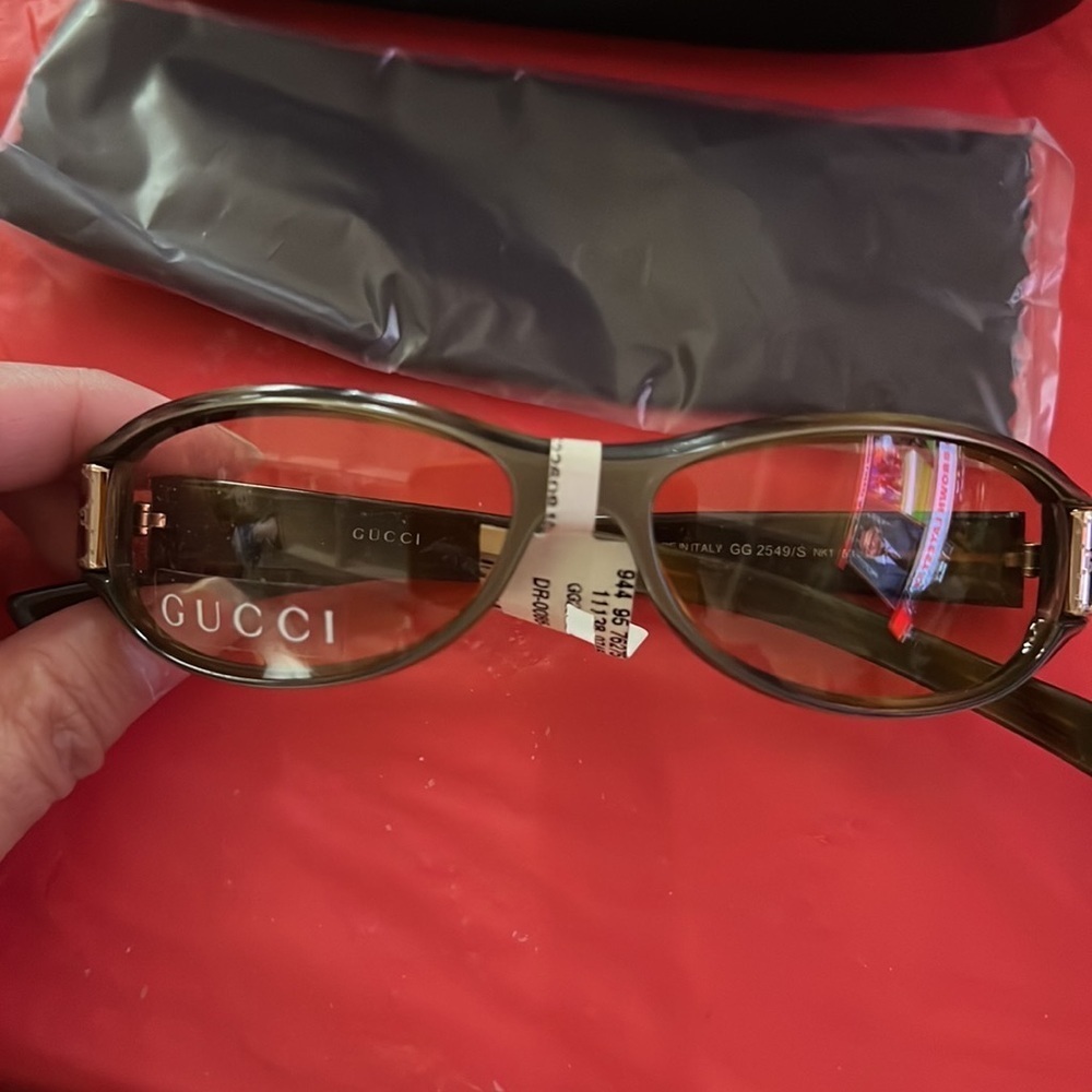 New vintage Gucci sunglasses with case - Picture 2 of 9